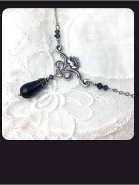 NIB Vintage-Inspired  Dark Blue Teardrop Pendant Necklace never worn